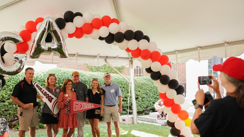 photo woman taking photo of six people