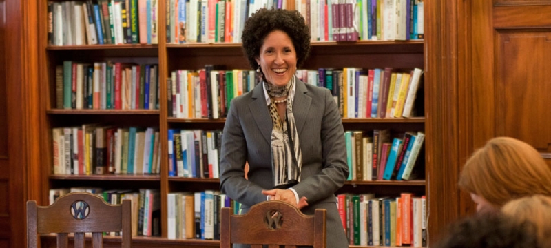 photo woman in front of book shelves